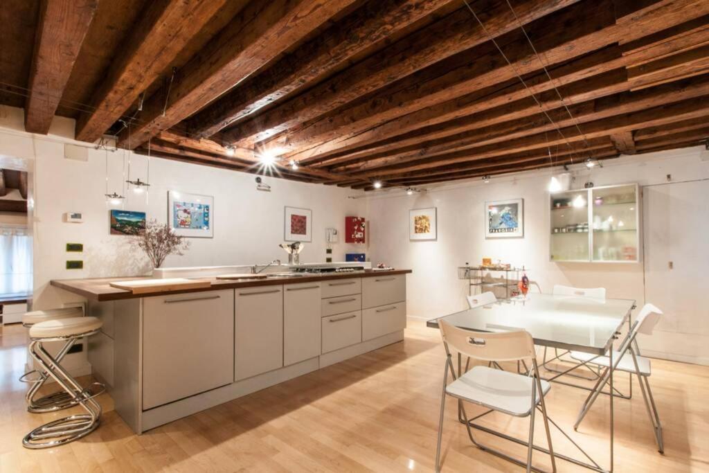 Bellissimo Appartamento In Palazzo Storico Venedig Eksteriør billede